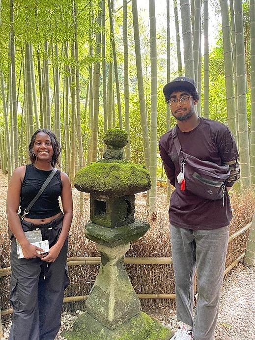 两名学生在日本竹林里举着灯笼摆姿势拍照