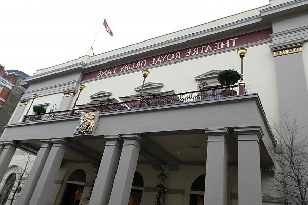 建筑外部的标志“皇家德鲁里巷剧院”的形象