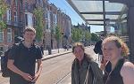 参加荷兰留学之旅的三名学生在户外火车站台摆姿势拍照