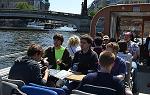 一群到德国留学的学生乘坐一艘露天船在河上旅行