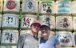 两名学生在印有日文的彩色墙壁前摆姿势拍照