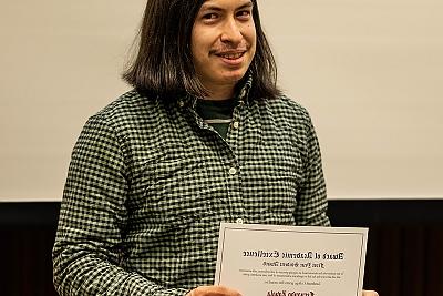 Fernando Zavala拿着一年级学生奖, presented to Fernando Zavala by Professor Meg Baronian.