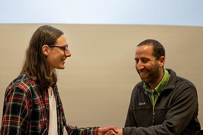 学生奥斯卡·加尔, 数学优秀奖的获得者, shakes hands with Professor Gil Rosenberg during the academic award ceremony, 2022年春季.
