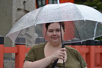 学生在雨中打着伞