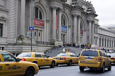 大都会艺术博物馆(Metropolitan Museum of Art)的景色，黄色出租车在博物馆前排成一排.