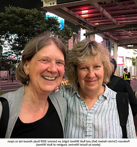 克里斯蒂·赫伯特教授和露丝·威尔莫特教授在2019年日本暑期留学之旅中对着镜头微笑
