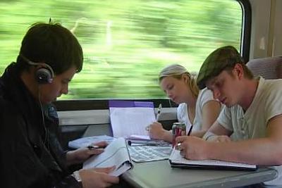 学生们在苏格兰的火车上做作业