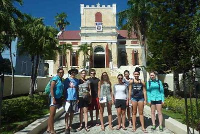 参加加勒比群岛项目的地标学院学生站在加勒比教堂前