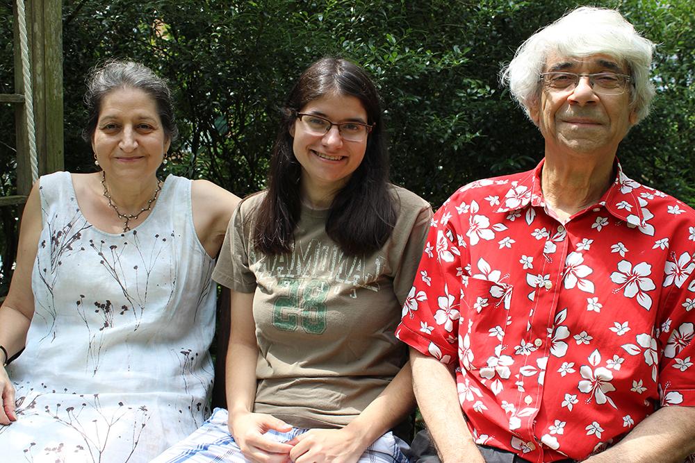 Harold Nahigian (left), Jessica Nahigian (middle), 和Linda Kaboolian(右)在剑桥他们家的户外摆姿势拍照, Massachusetts